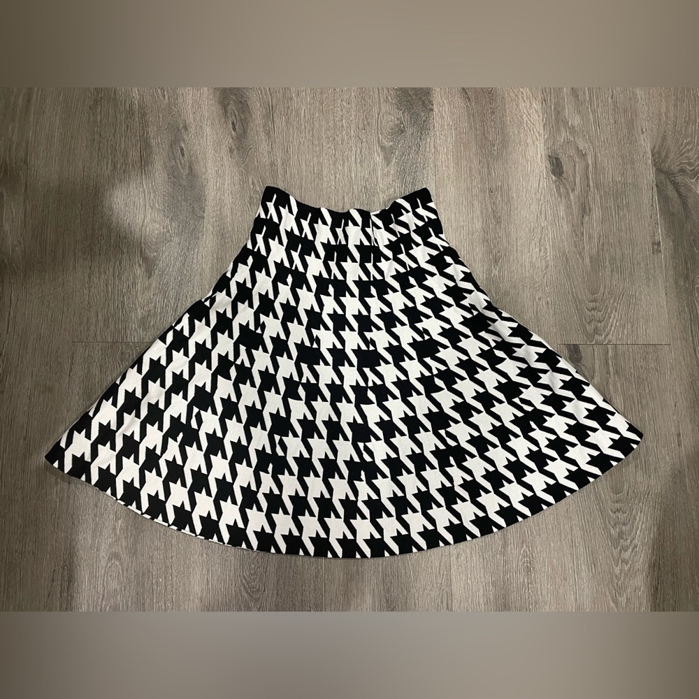 Classic Concepts black and white flare skirt